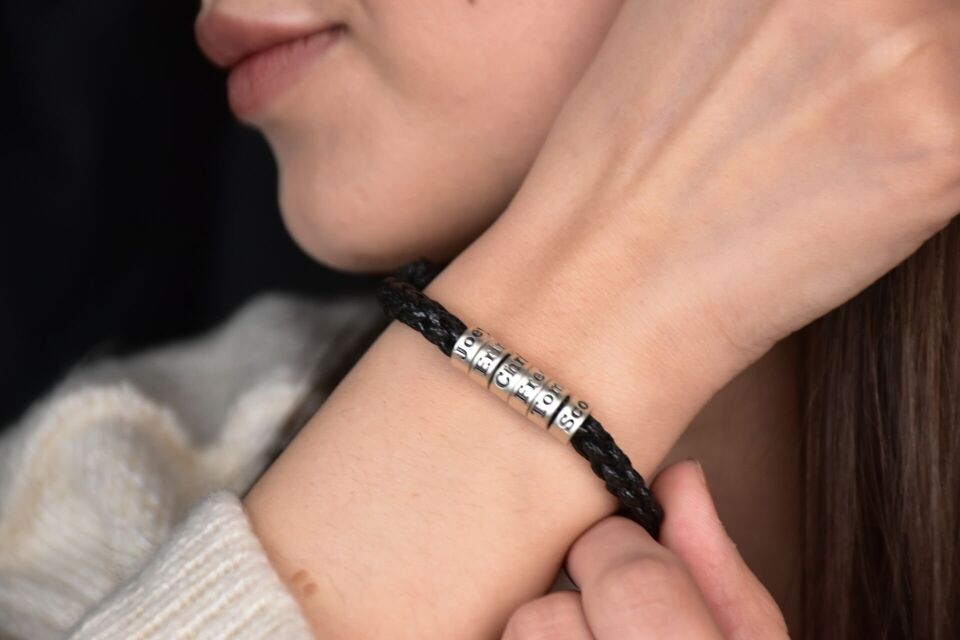 Gümüş Halka Detaylı Siyah El Örmesi Bileklik – Kadınlara Özel Şık ve Anlamlı Tasarım 5 Halka - Gümüş - Silver