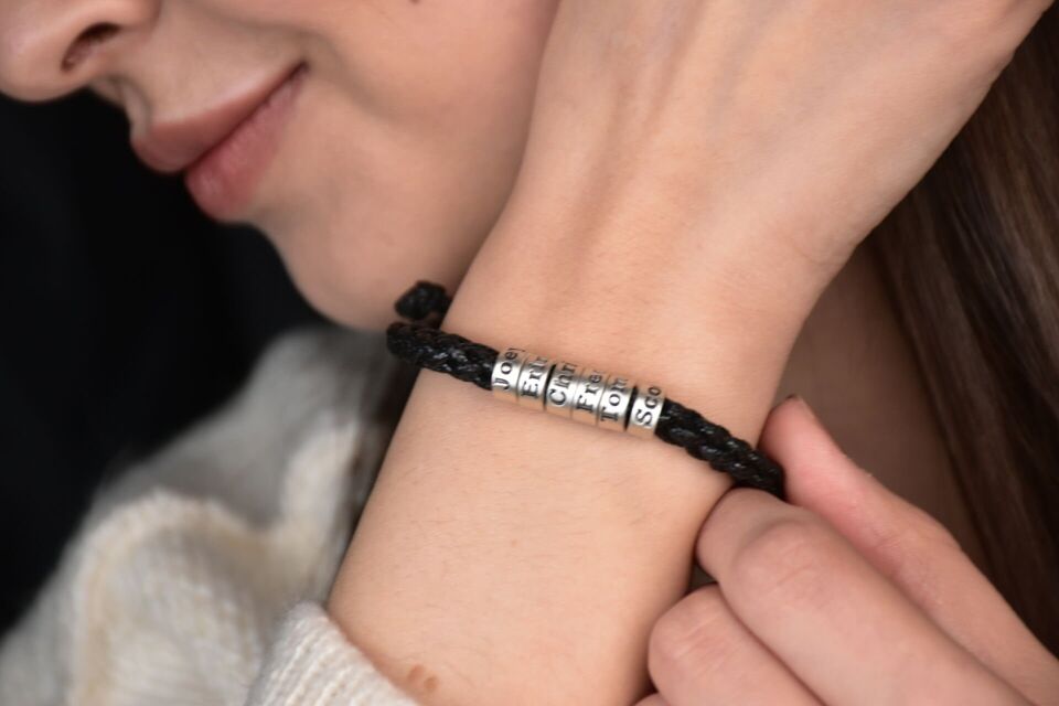 Gümüş Halka Detaylı Siyah El Örmesi Bileklik – Kadınlara Özel Şık ve Anlamlı Tasarım 6 Halka - Sarı Altın 