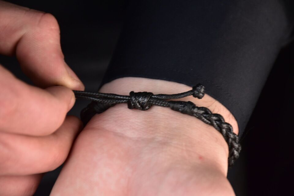 Gümüş Halka Detaylı Siyah Örme Erkek Bileklik – Sevdiklerinize Şıklık Katın 2 Halka - Sarı Altın 